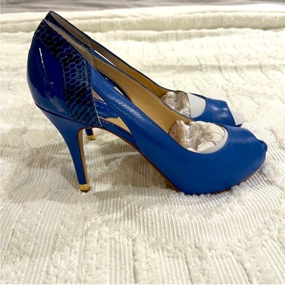 Marc Fisher Blue Open Toe Heel
Size 7 1/2 - Picture 1 of 8